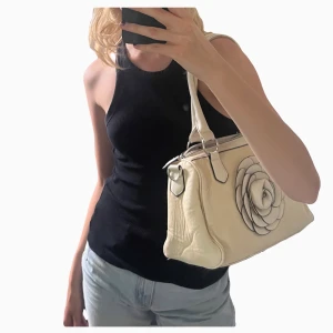 Väska - Super gullig väska med en blomma på framsidan🌸💘 Finns även en axelrem som man kan sätta på väskan så att man kan ha den som ”cross body bag” 💗🌺 
