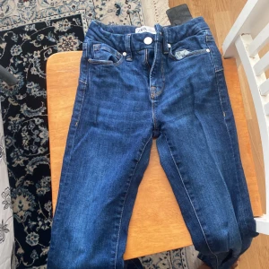 Zara utsvängda jeans - Lite för tajta men fin stil.köpt på zara för 400kr