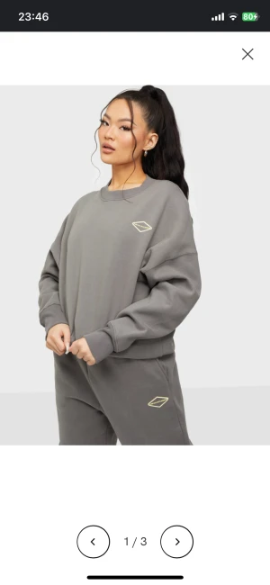 Nicki studios - Nicki studios sweatshirt, i fing skick, oversize modell i S