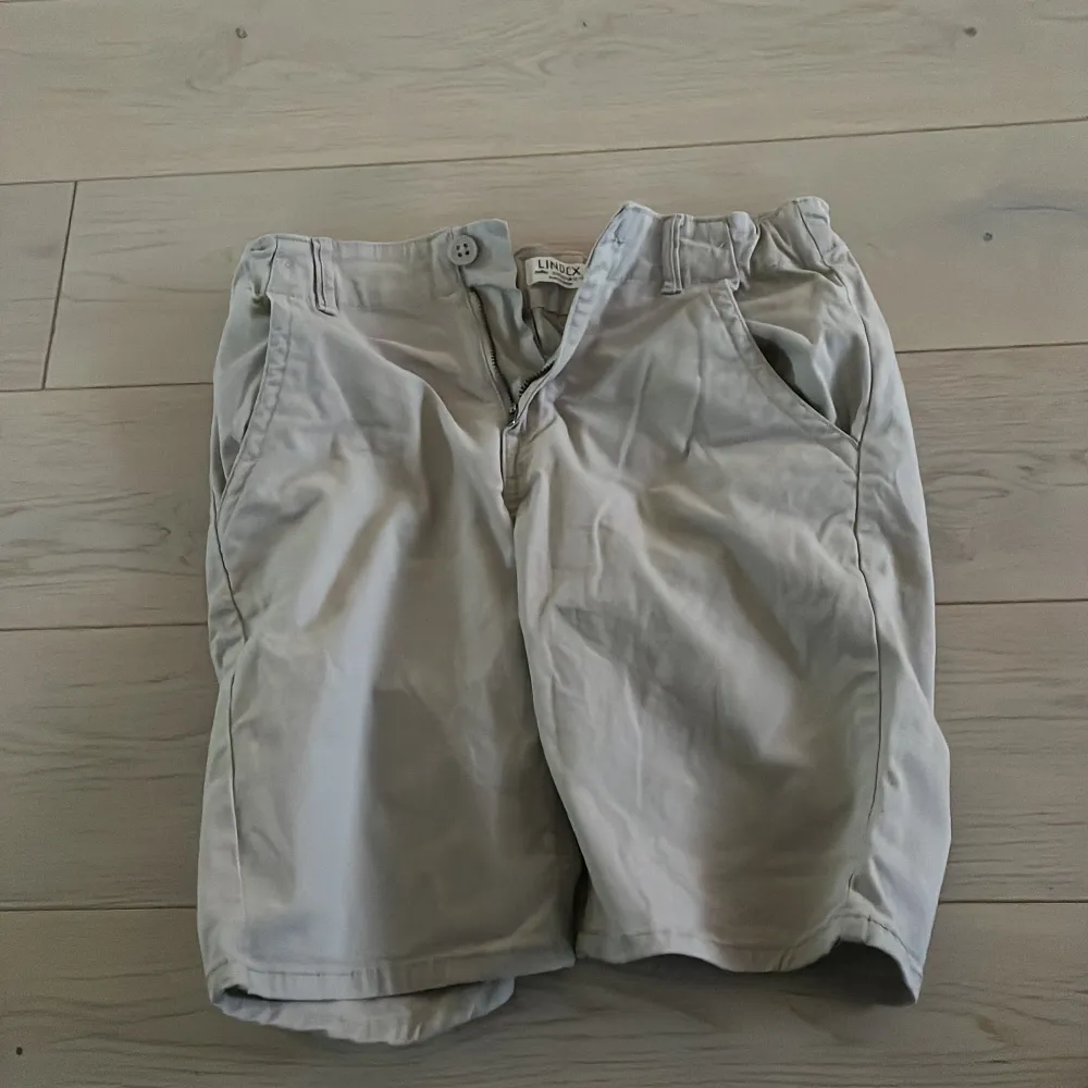 Beigea shorts från Lindex . Shorts.