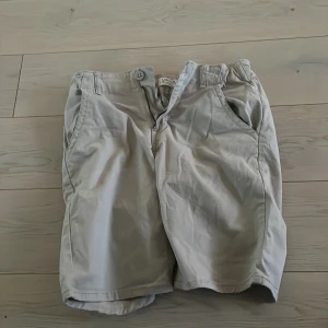 Shorts - Beigea shorts från Lindex 