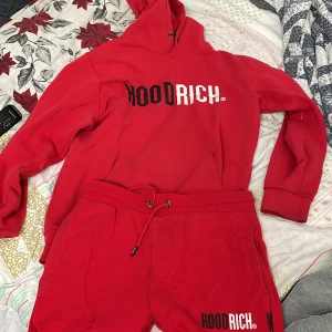 Hoodrich tracksuit  - Röd hoodrich tracksuit till säljes Nästan aldrig använd, som ny. Inga hål inga fläcka.  Storlek M Båda för 700kr 