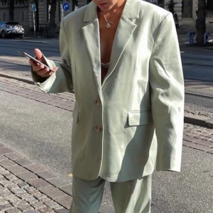 Kostym - As ball oversized kostym i en snygg grön färg💚💚storlek 36, hade nog passat S-L beroende på hur oversize man vill ha