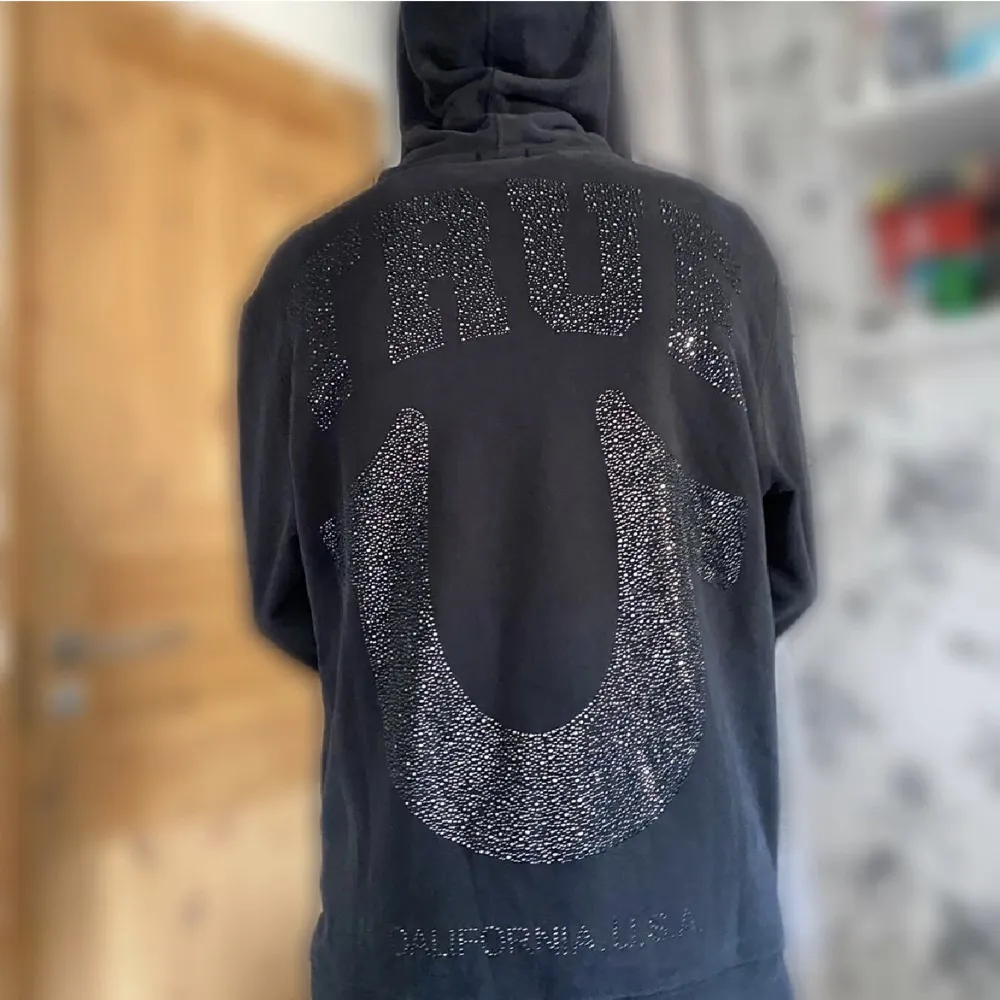 True Religion hoodie med rhinestones. Pris kan diskuteras⭐️⭐️(Äkta!!!)  Kom DM för fler bilderひひ Nåra enstaka kristaller har ramlat av men syns inte på håll. Går ej att få tag på längre!!  Köpare står för frakt!. Hoodies.