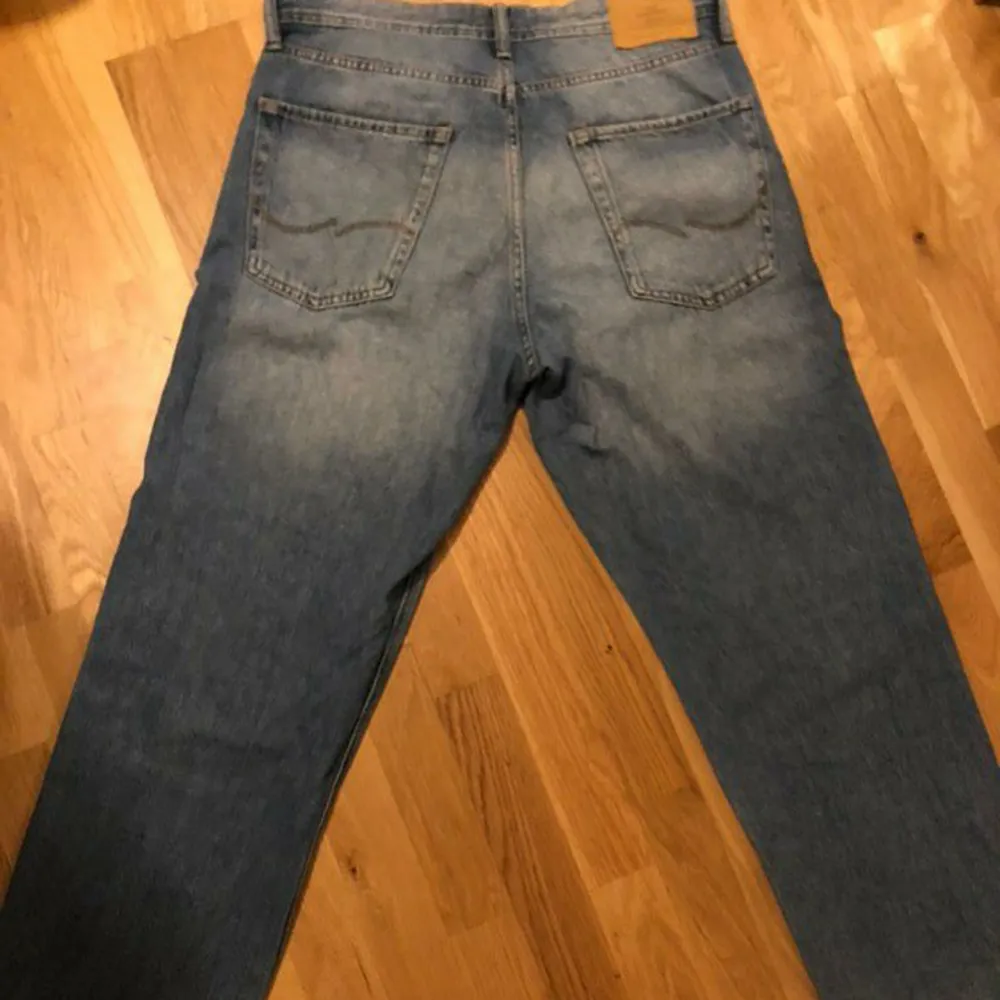 Ett par blåa Jack & Jones jeans. Storlek W33 L32. Jeans & Byxor.