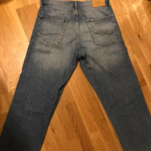 Jack & jones - Ett par blåa Jack & Jones jeans. Storlek W33 L32