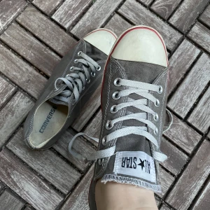 Converse  - 🩶Converse all star. Slitet skick men snygga gråa somriga tygskor som fortfarande är helt funktionella en sommar eller två till.🩶