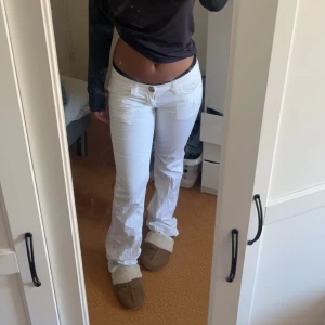 Vita lågmidjade jeams - Jätte fina lågmidjade jeans, pris kan diskuteras. Midje mått: 40 Längd: 85 Storlek: S