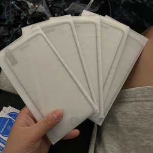 Skärmskydd  - Säljer förpackning med 5st skärmskydd inuti för iPhone 7/8 plus. Säljes för 100kr