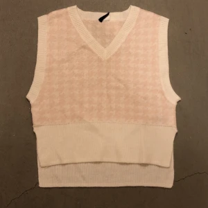 Stickad väst - Aldrig använd med lappar kvar Xs men passar som s