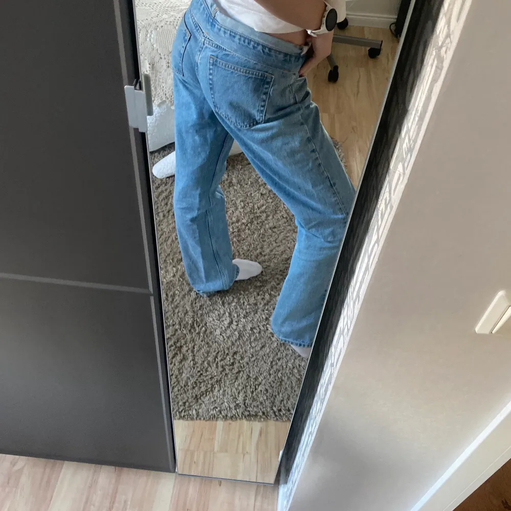 Ett par skit snygga jeans från weekday. Skit balla med neddragen midja hela vägen runt. Använda få gånger så är i fint skick. Är tyvärr lite stora på mig där av säljer jag de! . Jeans & Byxor.