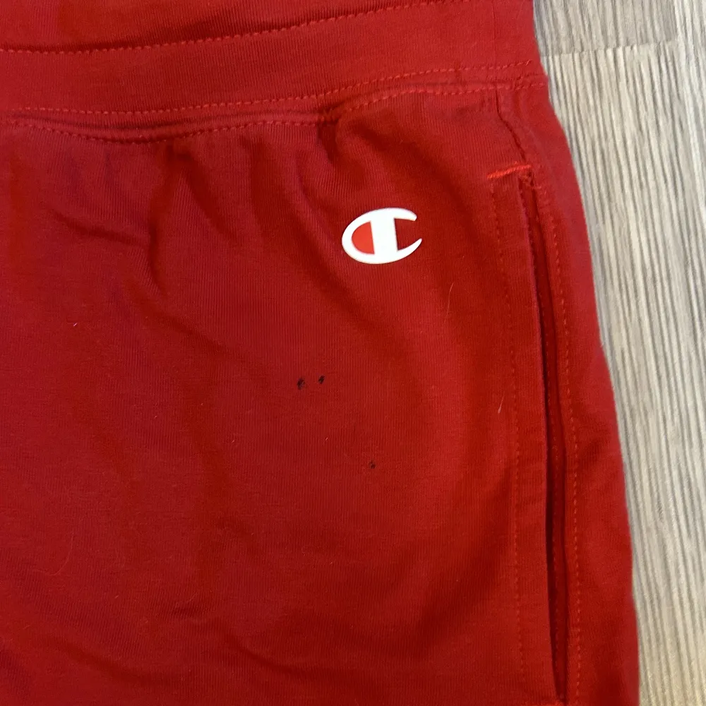 Supersnygga röda shorts. Bra skick förutom tre prickar som inte försvinner i tvätten, se bild 3. ❤️ köp gärna genom ”köp nu” . Shorts.