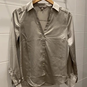Blus från hm - Superfin blus från hm använd 1 gång. Går att matcha upp så fint!💓