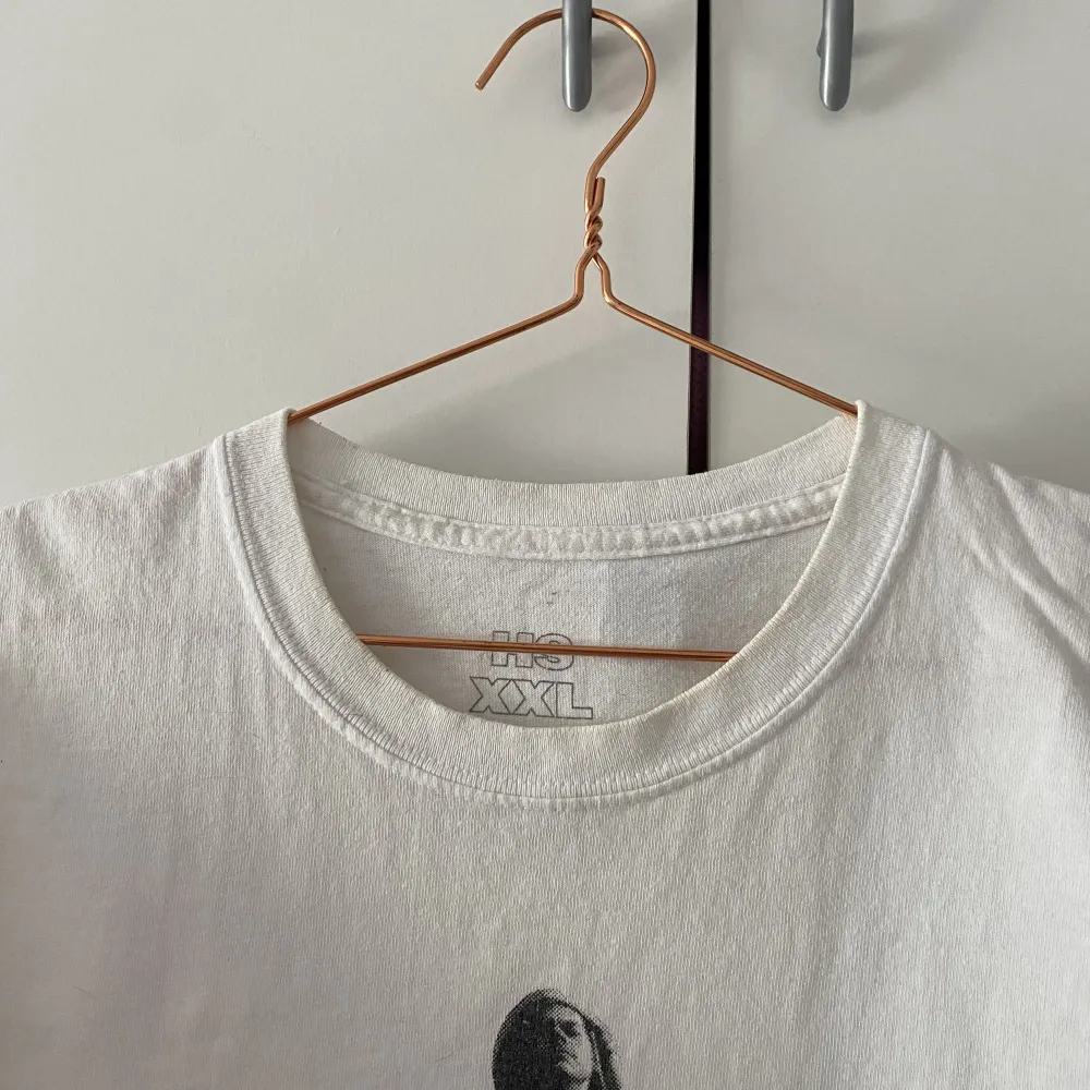 harry styles t-shirt! köpt från hans hemsida💛lite fläckar/missfärgning runt kragen, kan försöka tvätta igen och se om det går bort!! . T-shirts.