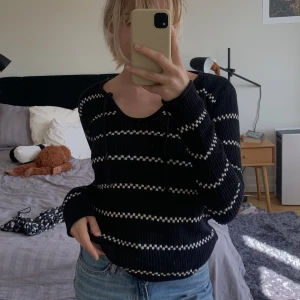 Långärmad stickad tröja - Säljer nu denna ”Pippi-tröja” från märket Tuttifrutti, som bara skriker sena sommarkvällar! Ärmarna är väldigt långa vilket jag tycker gör den extra snygg. Den är dock inte särskilt stretchig så skulle säga att den förmodligen bara passar XS-S 🥰