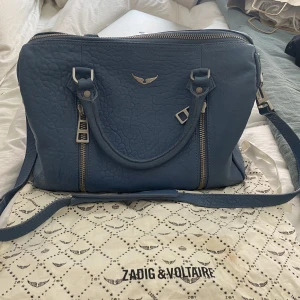 Zadig Väska  - Säljer min så fina Zadig Väska! Den är köpt för cirka 3 år sedan och endast använt ett fåtal gånger🥰Sist bilden är för storleksreferens❤️
