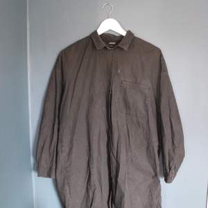 Säljer denna ”skjortklänning” från Monki då den inte kommer till användning längre🌸