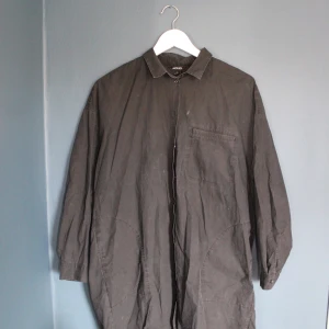 Skjortklänning - Säljer denna ”skjortklänning” från Monki då den inte kommer till användning längre🌸