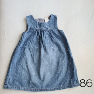 Jeansklänning 👗💙 - Supersöt jeansklänning med små vita prickar 🤍 mjuk i tyget och fina träknappar i ryggen 👗