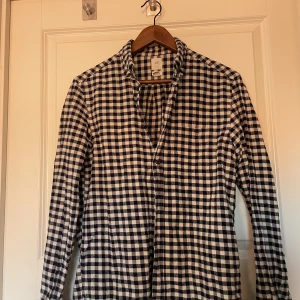 Skjorta - Blå-vit rutig skjorta.  Bra skick! Pris: 99