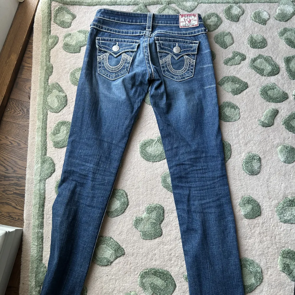 Säker dessa jätte snygga jeansen ifrån true religion. De är jätte fina men kommer tyvärr inte till användning löngre.. Jeans & Byxor.