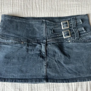 Lågmidjad jeanskjol - Perfekt lågmidjad jeanskjol med så snyggt spänne. Storlek S/M💕i och med att spännet gör midjemåttet justerbart så kan de vara mellan 37-43 cm tvärs över. Funkar alltså för olika storlekar. 30 cm lång!🔥💕