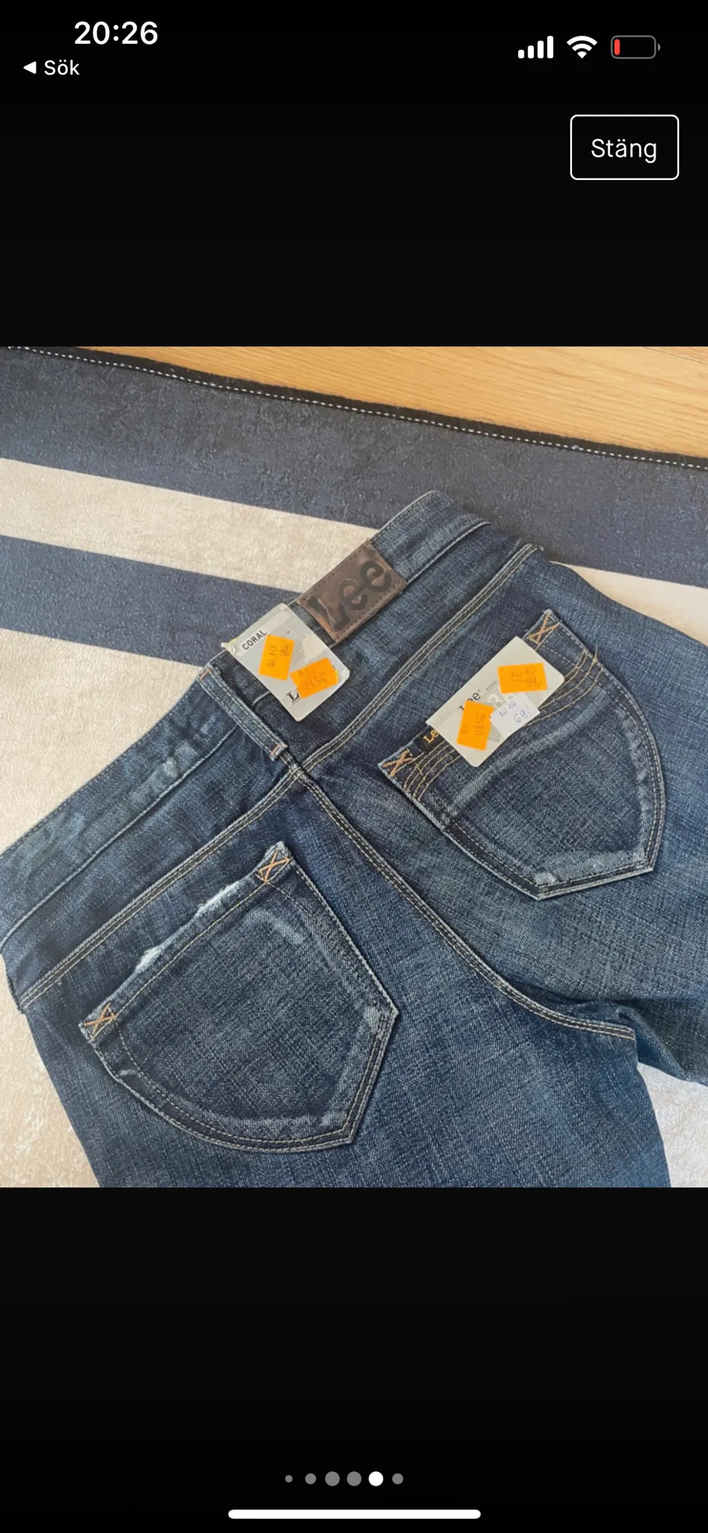 Säljer ett par helt nya lågmidjade Lee jeans med lappar kvar    . Jeans & Byxor.