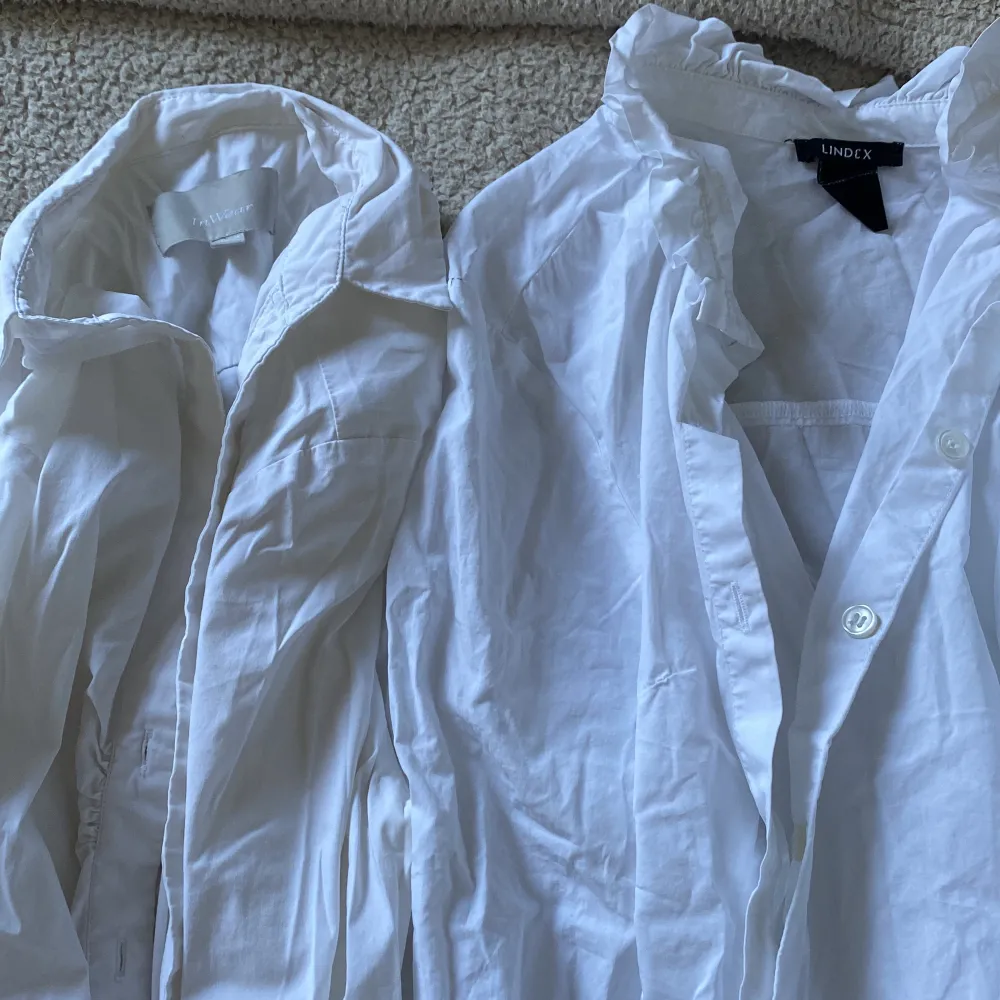 Två vita skjortor (högra är mer blusliknande), kan köpas enskilda (40kr/st). Bra skick . Övrigt.