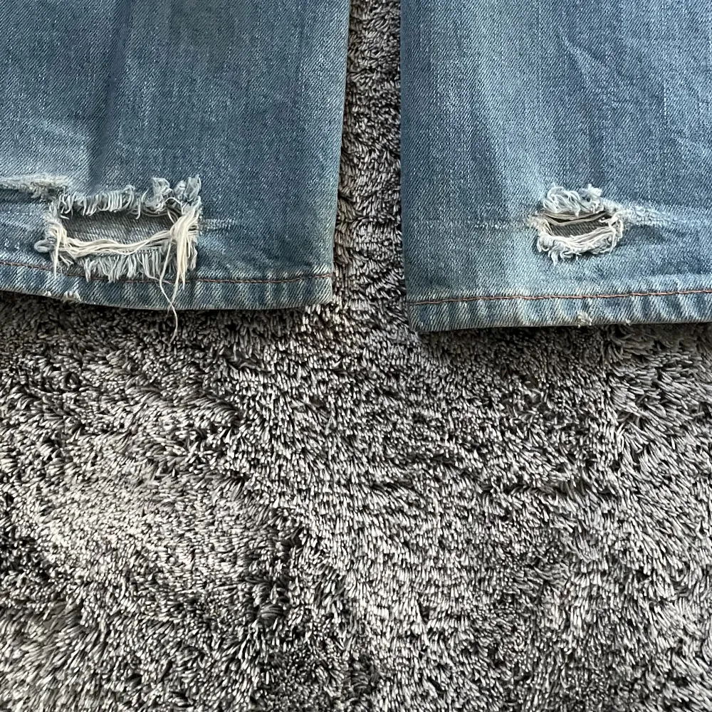Såå söta lågmidjade bootcut jeans. Märket är diesel. Säljer för de tyvärr börjar bli för små för mig.. Färger stämmer mest in på första bilden.  Hör av er vid frågor❤️❤️  OBS!! (som ni ser på sista bilden är de slitna nertill). Jeans & Byxor.