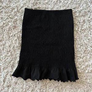 Kjol med volang - Kjol från Ginatricot i storlek XS, använd en gång🤍