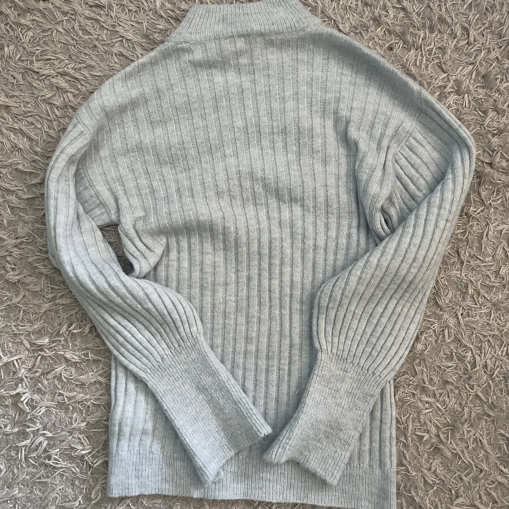 (första bilden är lånad) En tröja som är köpt här på plick men som inte har kommit till användning . Stickat.