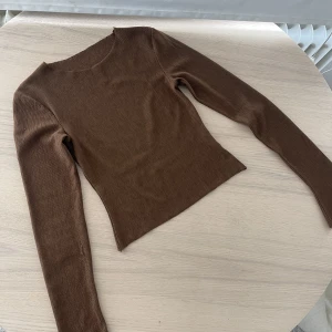 A-dsgn topp - Brun topp från Alice Stenlöfs märke. Lite småtrådar här och där. 