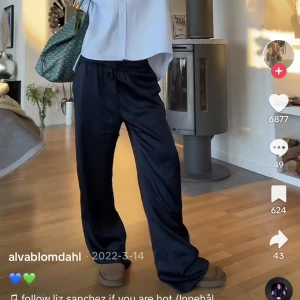 Zara byxor  - Säljer ett par raka marinblå byxor i från Zara i storlek S.