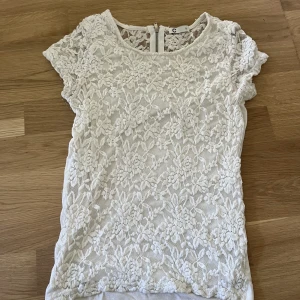 Tröja i spets - Broderad tröja i spets, supersomrig men något nopprig 