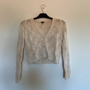 Kofta - Säljer denna super fina kofta i storlek xs, har aldrig använt den så den är som ny! Super fin att ha till sommaren!🌸