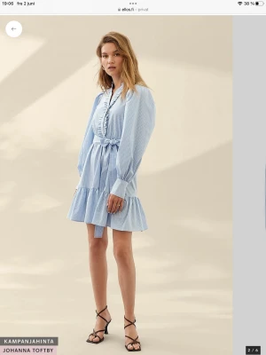 Söker - Söker denna klänning från Ellos i storlek 34/36, Johanna Toftbys kollektion.