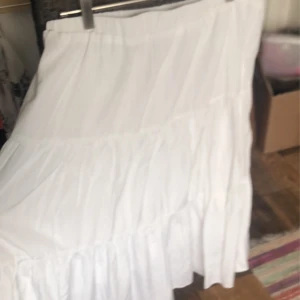 drömmig kjol <3 - fint skick, använts tyvärr en längre :( resårbandet har lyckats vända sig (?), lätt fix, bara ej gjort det själv.  jag röker men den är tvättad och bör ej lukta, känsliga varnas dock. vänligen tryck ej på köp nu, skriv för att betala via swish. frakt 55kr