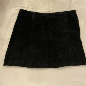 Mocka kjol - Så snygg svart mockakjol från zara. 