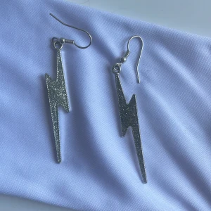 Blixt örhängen  - Bara använda ett fåtal gånger, inga repor eller liknande. Skriv vid intresse eller om ni vill ha fler bilder 