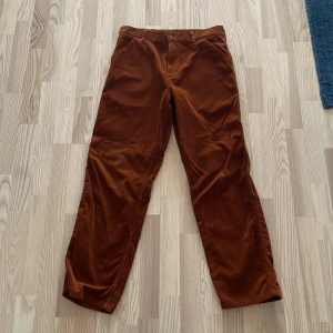 CARHARTT Manchester byxor - Nyskick single knee manchester byxor från CARHARTT 