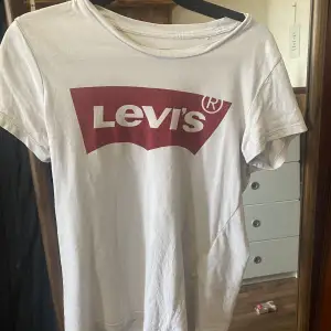 Vit jätte fin Levi’s T-shirt i nyskick strl Xs !🤍