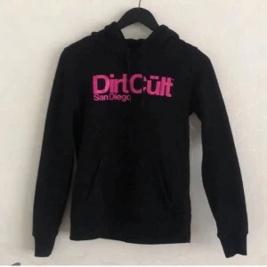 Dirtcult hoodie  - Dirtcult hoodie  Storlek S Ny skick Ny pris 900kr