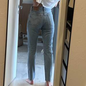 501 Levis jeans med slitningar framtill🩵 stl w24 l30