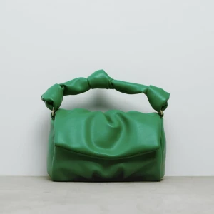 Zara- väska - En skitsnygg grön väska från zara. Använd fåtal gånger men kommer ej till användning längre😀❤️