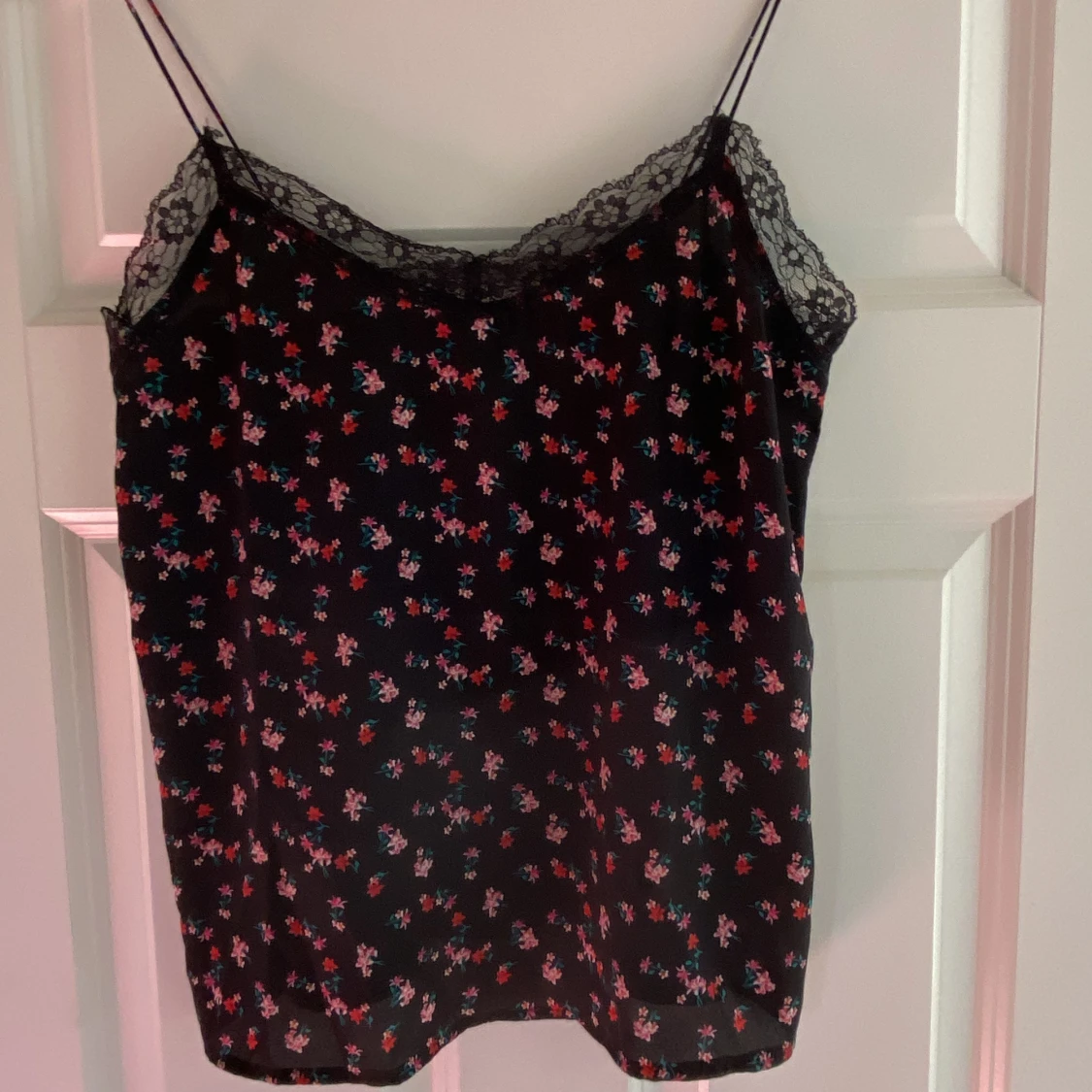 Svart/blommigt linne