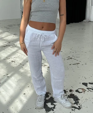 Linnebyxor - säljer mina superfina linnebyxor från design by si då dom tyvärr inte kommer till användning! Dom är i stlk M/L-Tall men jag har Xs/S i vanliga fall och de sitter som en S på mig! dom är små i stlken! Super fina och ser ut som nya, använda max 5ggr❤️