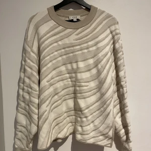 Cremefärgad COS tröja - Tröja från COS i oversizemodell i strl S, passar även M. Kommer från djur- och rökfritt hem. 