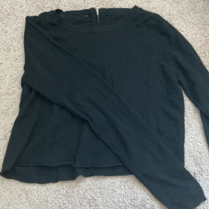 Tröja - En svart tröja med dragkedja i ryggen. Finns inget lapp kvar men är säkert ifrån H&M. Passar storlek Xs