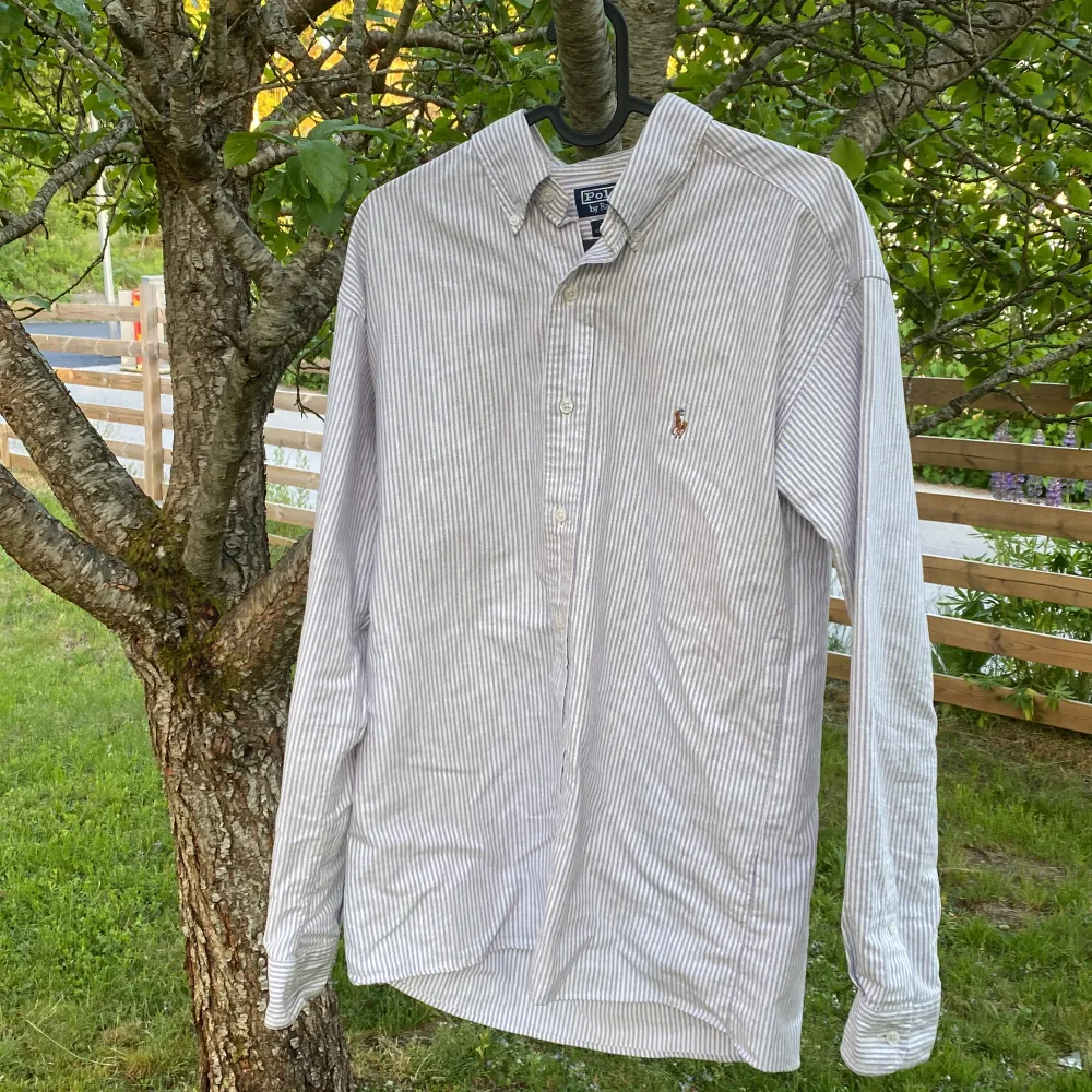 Säljer en fin Polo ralph lauren skjorta eftersom jag inte riktigt använder den. Nypris: Ca 1200 , Pris kan diskuteras vid Köp! . Skjortor.
