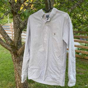 Säljer en fin Polo ralph lauren skjorta eftersom jag inte riktigt använder den. Nypris: Ca 1200 , Pris kan diskuteras vid Köp! 